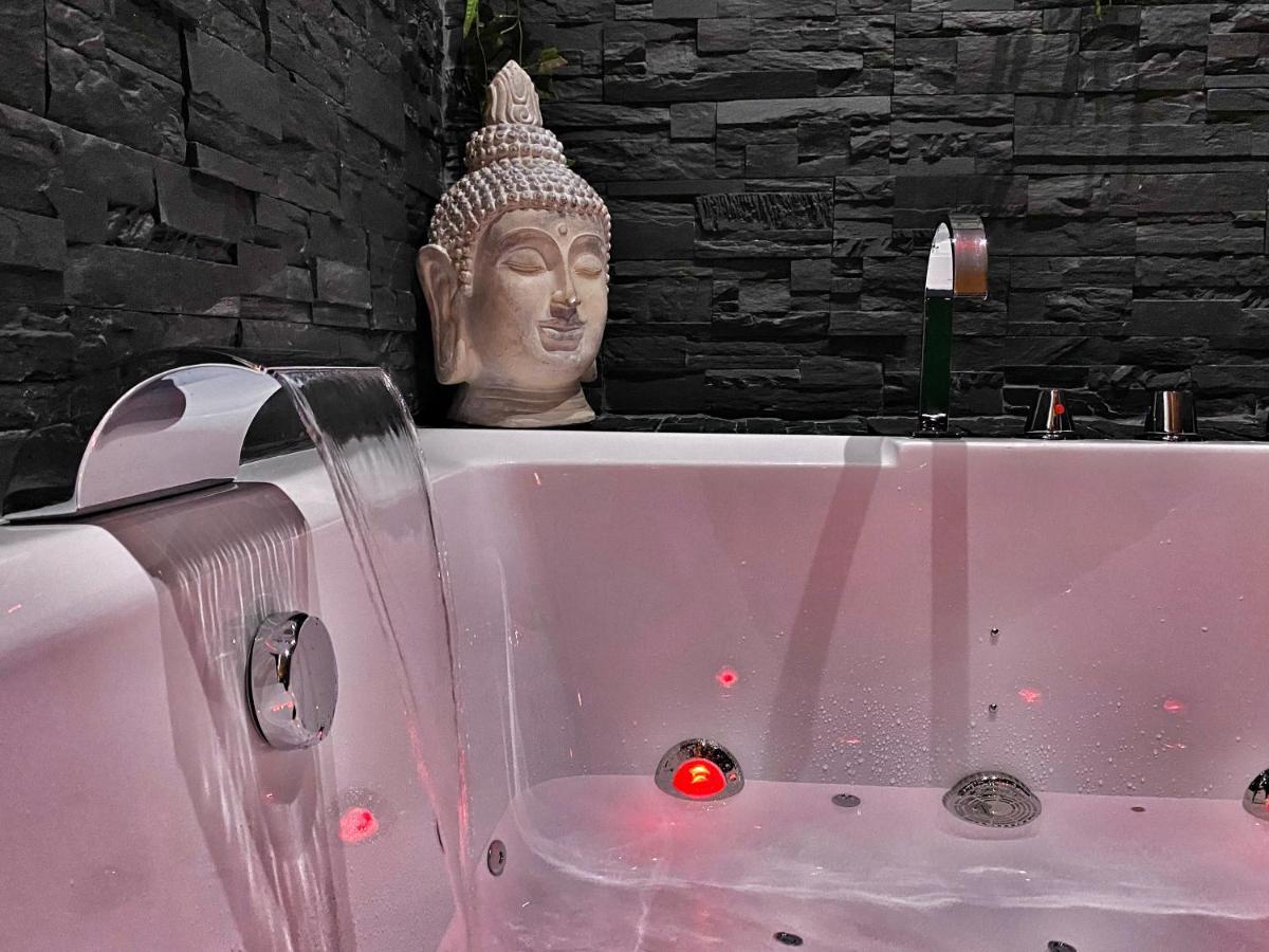 Suite Jacuzzi Privatif Plage Des Catalans Marseilles Exterior foto