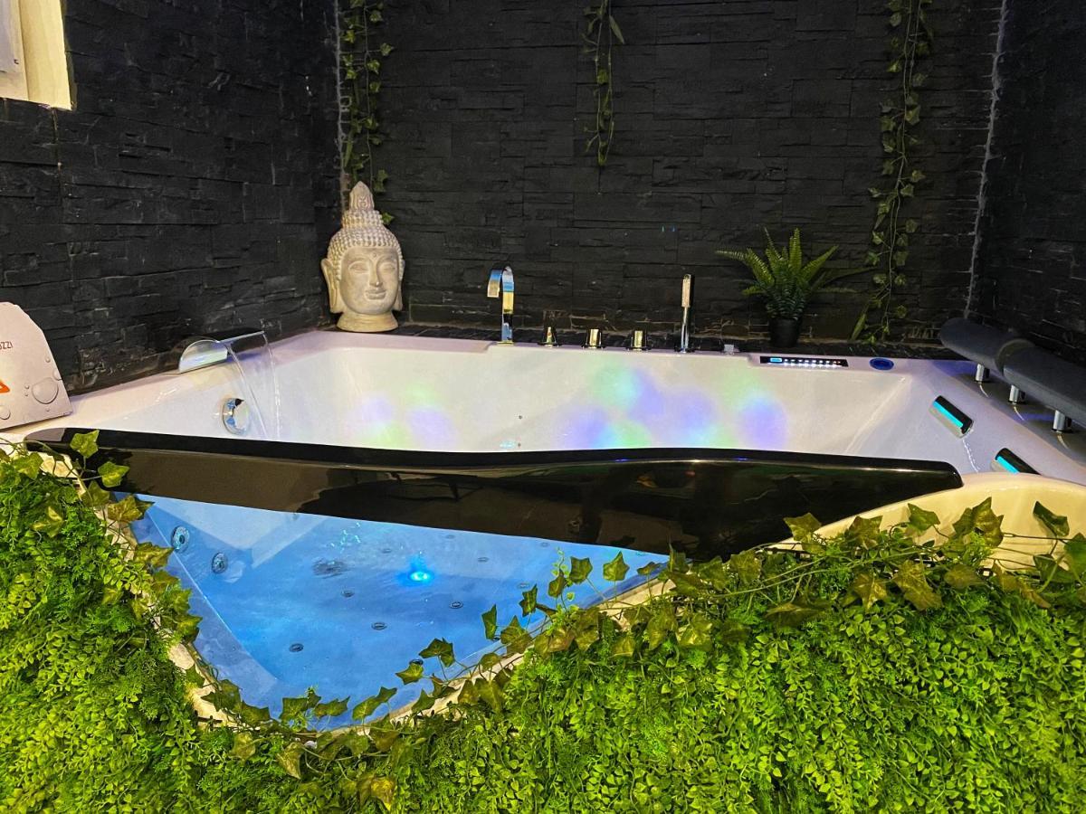 Suite Jacuzzi Privatif Plage Des Catalans Marseilles Exterior foto